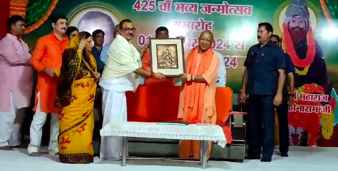 Chandauli News : एक संत और योगी सत्ता का गुलाम नहीं होता- सीएम योगी 