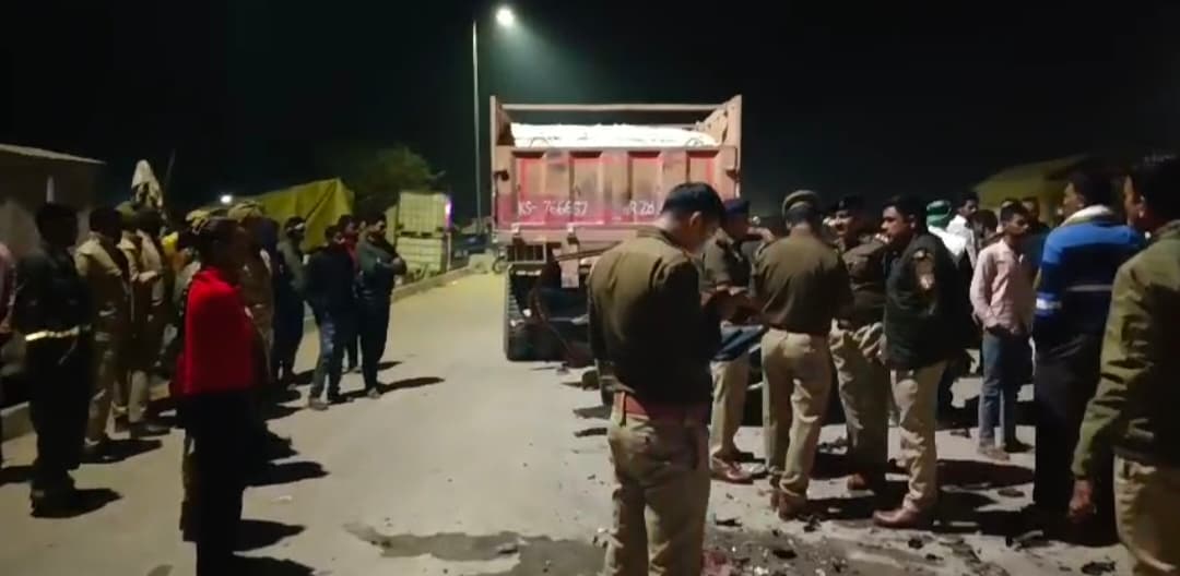 Gazipur News : भीषण सड़क हादसे में 4 की मौत, एक गंभीर, महाकुम्भ से लौट रही कार खड़े ट्रेलर से टकराई 