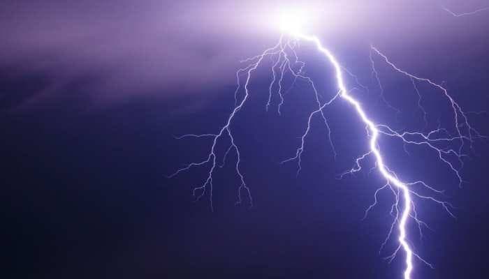 Mirzapur News : आकाशीय बिजली की चपेट में आने से मासूम दो सगी बहनों की मौत, 5 बच्चे झुलसे 