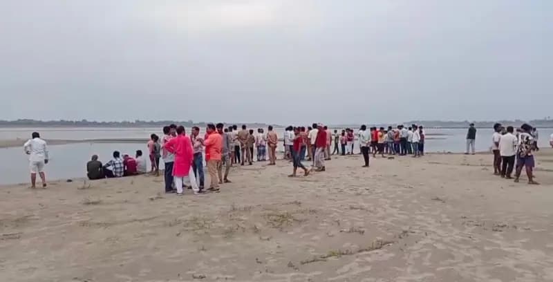 Mirzapur News :  गंगा नदी में स्नान करते समय तीन किशोर डूबे, एक को बचाया गया, दो की तलाश जारी