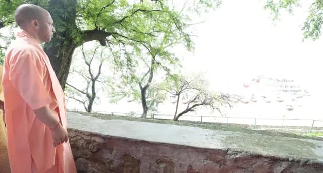 Varanasi News : सोशल मीडिया पर फेक अकाउंट बनाकर जातीय संघर्ष फैलाने का हो रहा प्रयास- योगी आदित्यनाथ