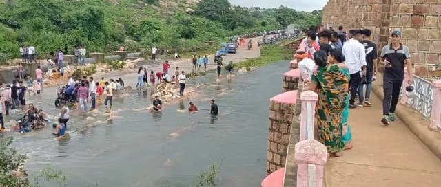 Sonbhadra News : झमाझम बारिश के बाद पिकनिक स्पॉट हुए सैलानियों से गुलजार