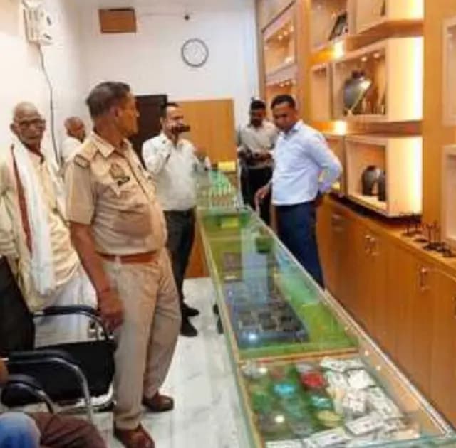 Sonbhadra News : नकाबपोश चोरों ने सर्राफा सहित दो दुकान के चटकाए ताले, लाखों का आभूषण व नकदी किया पार, जाँच में जुटी पुलिस 