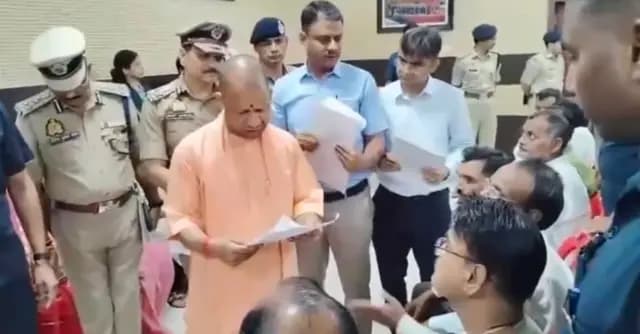 Varanasi News : मुख्यमंत्री ने काशी में किया 'जनता दर्शन', हर फरियादी की सुनीं समस्याएं