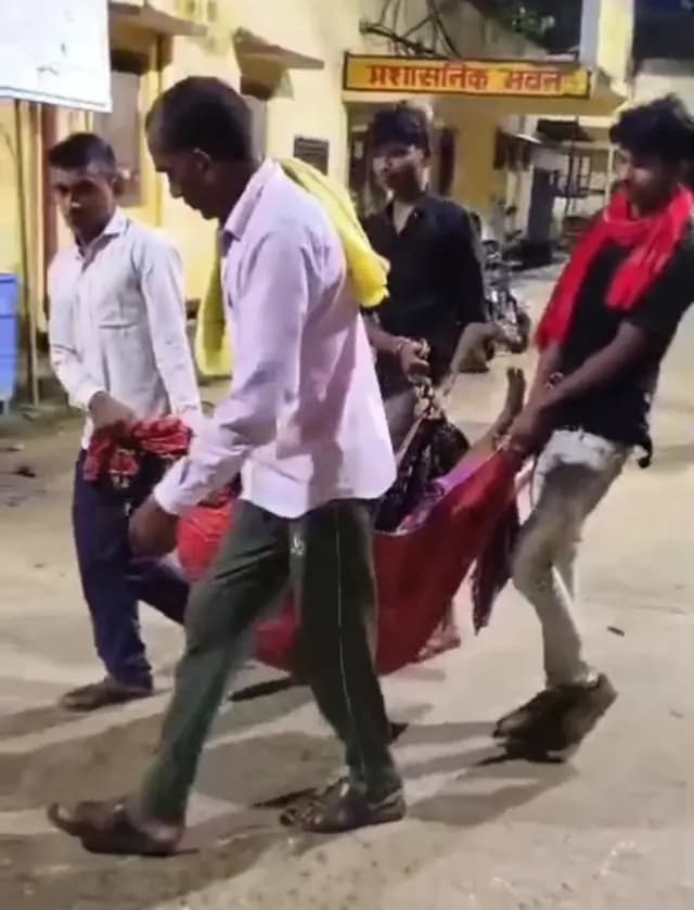 Sonbhadra News : लापरवाही की हद.....ज़ब अस्पताल में नहीं मिला स्ट्रेचर तो परिजन चादर में डालकर ले गए शव 