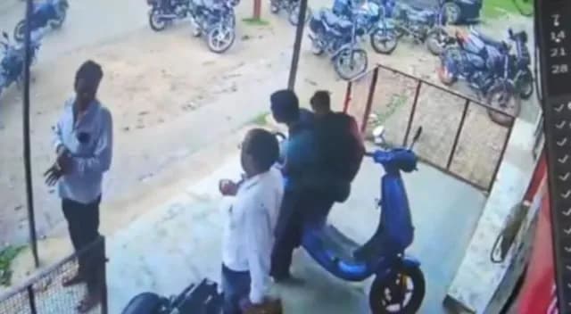 Sonbhadra News : उचक्कों ने बाइक की डिग्गी से उड़ाए डेढ़ लाख रूपये, सीसीटीवी कैमरे में कैद हुई वारदात 