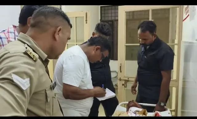 Shahjahanpur news : स्कूटी और बाइक में टक्कर,चार लोग घायल
