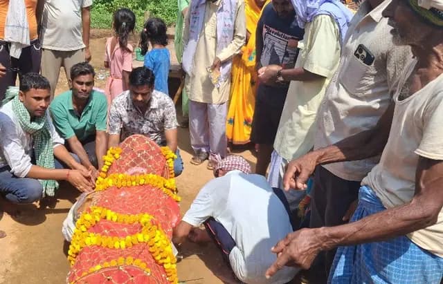 Sonbhadra News :साधु की अचानक मौत से ग्रामीणों में शोक की लहर,कांस्टेबल पुत्र सहित तीनों पुत्रों ने दी मुखाग्नि 
