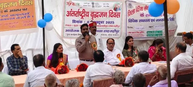 Shahjahanpur news : वृद्ध आश्रम में वृद्ध माता पिता के सहारा बने एडीएम अरविंद कुमार