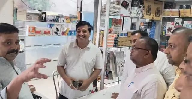 Sonbhadra News : प्रभारी मंत्री ने व्यापारियों से किया सीधा संवाद, जीएसटी के गिनाए फायदे