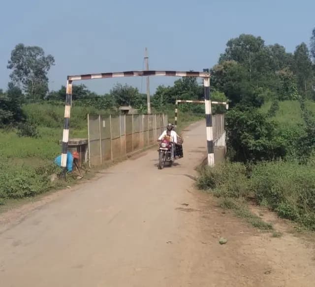 Sonbhadra news : दुर्गा मुर्ति विसर्जन में रेलवे बेरिकेडिंग से हो रहा समस्या