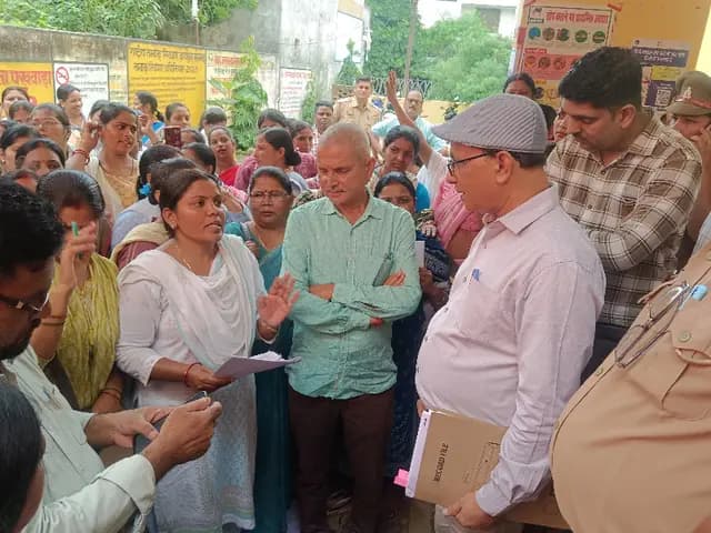 Sonbhadra News : मांगे पुरी नहीं होने पर अनिश्चितकालीन धरने पर बैठी ANM 