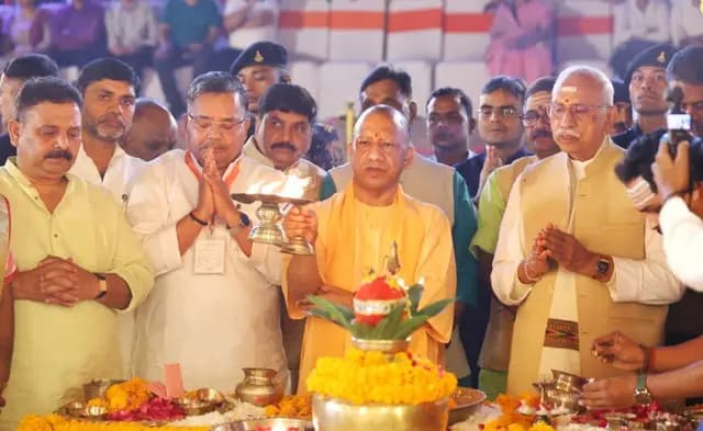 Varanasi News : देव दीपावली पर काशी में मां गंगा की गोद से झिलमिलाई आस्था, लाखों दीपों से जगमगाए अर्धचंद्राकार गंगा घाट