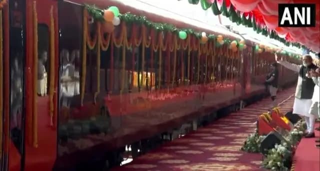 Varanasi News : प्रधानमंत्री मोदी ने देश को चार नई वंदे भारत एक्सप्रेस ट्रेनों की सौगात दी 