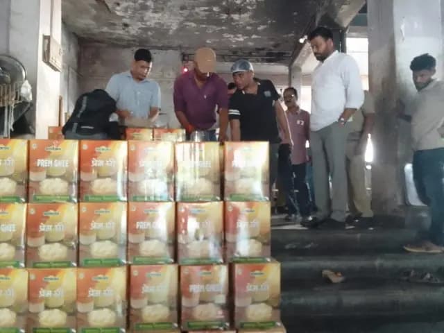 Gazipur news : शहर के सबसे प्रतिष्ठित स्वीट्स के दुकान मे उपयोग में लाये जा रहे देशी घी में मिलावट की लैब में पुष्टि