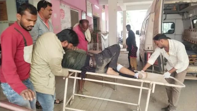 Sonbhadra news : रॉन्ग साइड से जा रही ट्रक ने बाइक सवार को मारी टक्कर, घायल जिला अस्पताल रेफर