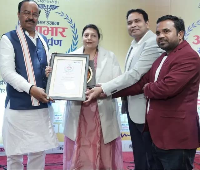 Sonbhadra News : चिकित्सा के क्षेत्र में उत्कृष्ट योगदान के लिए सम्मानित किए गए पंचशील मल्टी स्पेशलिटी के डॉयरेक्टर 