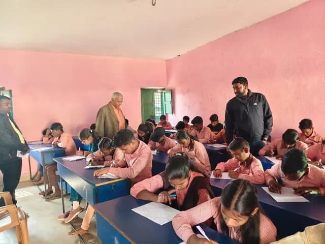 Sonbhadra News : विद्यालयों से चयनित 100 छात्र-छात्राओं ने किया राष्ट्रीय क्विज प्रतियोगिता में प्रतिभाग, 5 बच्चों का चयन