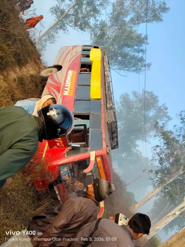 Sonbhadra News  : खेमपुर में यात्रियों से भरी बस अनियंत्रित होकर खाई में पलटी, दर्जन भर यात्री घायल