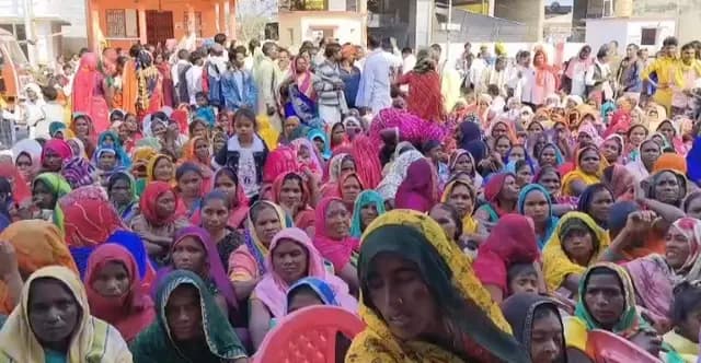 Sonbhadra News : कई जनपदों से सैकड़ों की भीड़ पहुँच गयी कोतवाली मगर लोगों को न आने का उद्देश्य पता था और न बिचौलिया का नाम