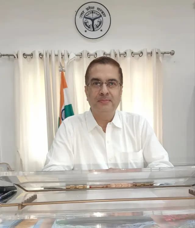 Sonbhadra News : एलपीजी कालाबाजारी पर नकेल, गैस एजेंसियों की होगी कड़ी निगरानी - डीएम 