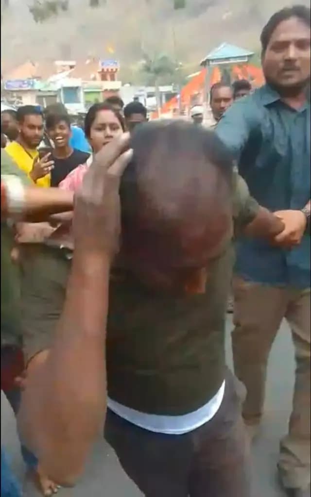Sonbhadra News : मासूम से छेड़छाड़ के आरोपी पर फूटा भीड़ का गुस्सा, चप्पलों से पिटाई करते ले गए थाने, आरोपी गिरफ्तार