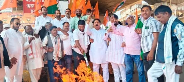 Sonbhadra News : खड़गे के अपमान से भड़की कांग्रेस, असम सीएम का किया पुतला दहन 