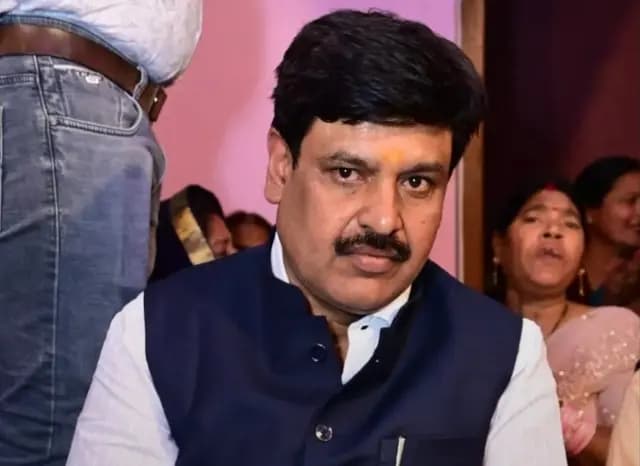 Mirzapur News : मिर्जापुर में अधिवक्ता की दिनदहाड़े गोली मारकर हत्या, CCTV में कैद हुई वारदात