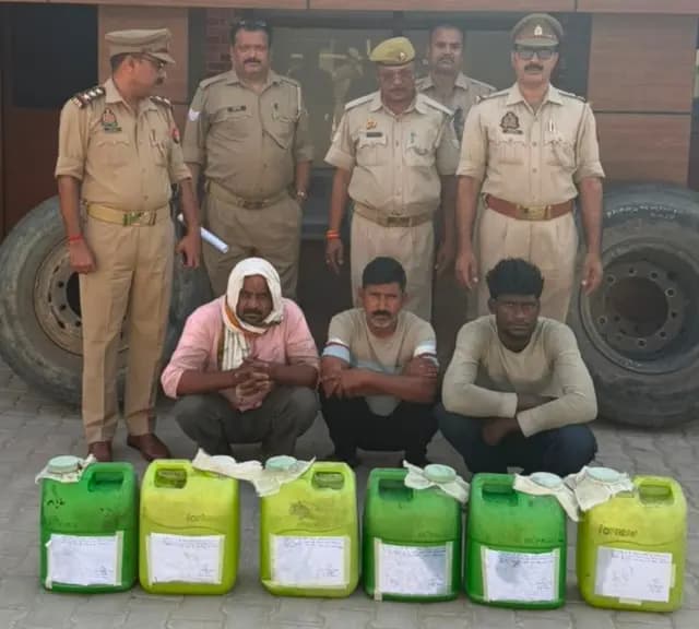 Sonbhadra News : सुनसान में ट्रकों को बनाते थे निशाना, 90 लीटर चोरी का डीजल व स्टेपनी टायर बरामद, तीन गिरफ्तार 