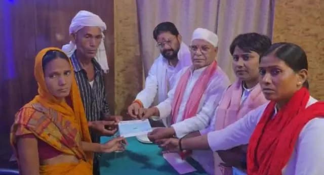Ghazipur News : सपा का चार सदस्यीय प्रतिनिधिमंडल पीड़ित परिवार से मिलने पहुंचा कटरिया गांव, सौंपा 5 लाख का आर्थिक सहायता राशि  