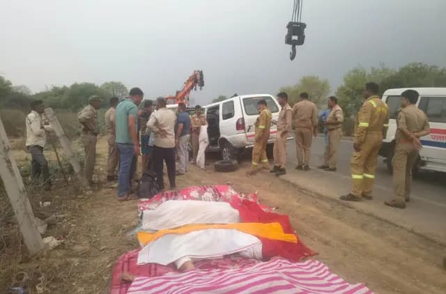 UP News : श्रद्धालुओं से भरी कार खड़ी ट्रक से टकराई, हादसे में चार की मौत, 8 लोग गम्भीर रूप से घायल, 6 हालत नाजुक 