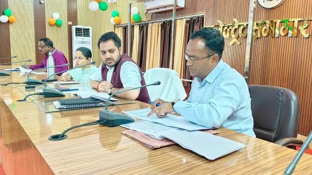 Sonbhadra News : पीएम स्वनिधि योजना में लापरवाही पर डीएम सख्त, खराब प्रगति वाले निकायों से जवाब तलब 