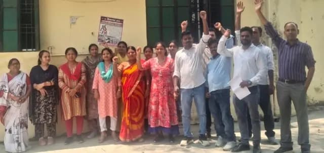 Sonbhadra News : वेतन संकट पर भड़के एनएचएम कर्मी, दूसरे दिन भी काला फीता बांधकर जताया विरोध