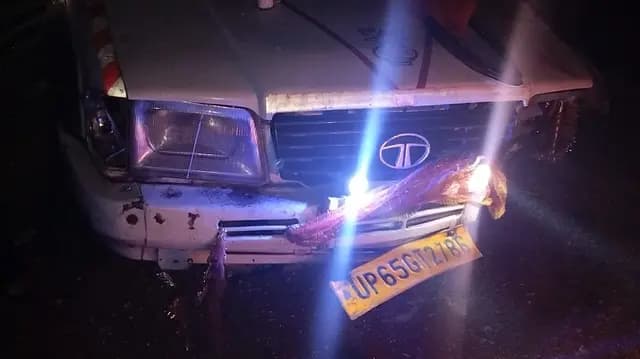 Sonbhadra News : अनियंत्रित पिकअप ने बाइक में टक्कर मारने के बाद ट्रैक्टर ट्राली में मारी जोरदार टक्कर, दो की मौत, चार घायल 