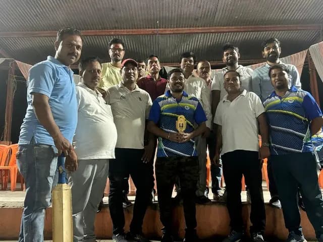 Sonbhadra News : सेमीफाइनल मुकाबले में रेलवे सुपर वाइजर और टीचर टीम ने मारी बाजी 