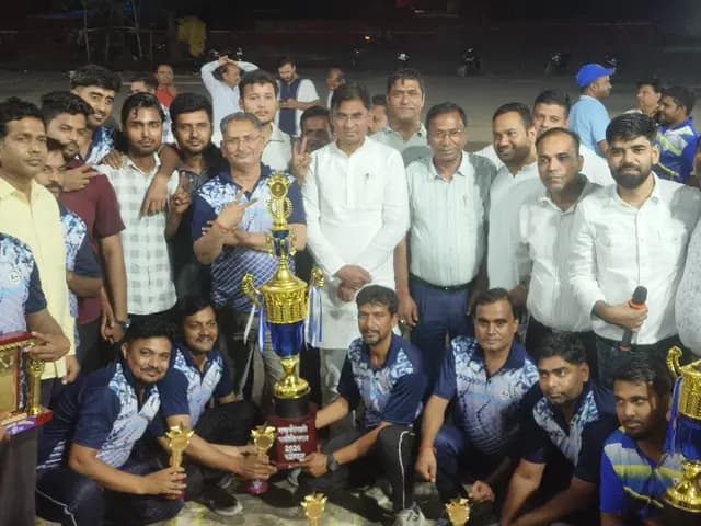 Sonbhadra News : टीचर टीम ने जीता ऐतिहासिक क्रिकेट टूर्नामेंट का खिताब, फाइनल में रेलवे सुपरवाइजर टीम को हराया 
