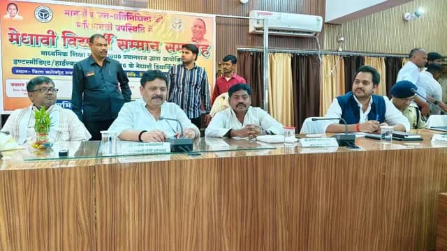 Sonbhadra News : पेपर लीक मामले पर प्रभारी मंत्री का आया हैरान करने वाला बयान, देखें वीडियो 