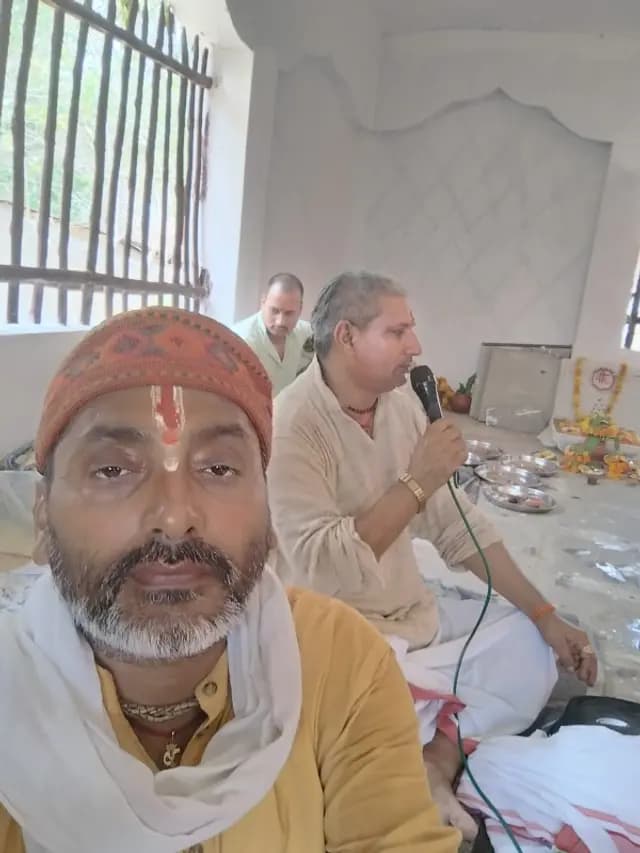 अग्निमंथन से निकली ज्वाला,हवन कुंड में 251 जड़ी बूटियों से निर्मित हवन सामग्री से दी गई आहुति