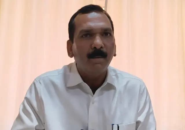 Sonbhadra News : 'अफसरशाही एनीमिया' का शिकार स्वास्थ्य महकमा, सीमित अफसरों के भरोसे चल रही करोड़ों की हेल्थ स्कीम 