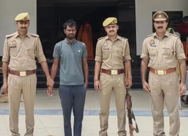 Sonbhadra News : किश्त की रकम डकारकर मोबाइल से बनाता था फर्जी रसीद, कंपनी को चूना लगाने वाला गिरफ्तार