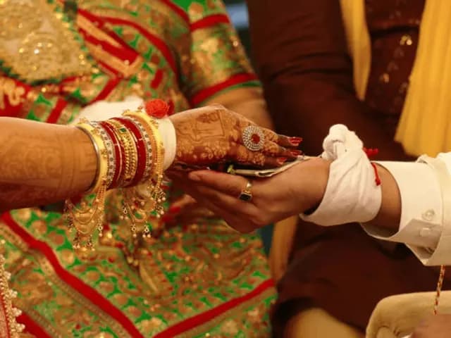 UP News : भरोसे का कत्ल :  बेडरूम में पति ने पत्नी संग प्रेमी को रंगेहाथ पकड़ा, किया पुलिस के हवाले 
