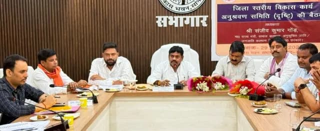 Sonbhadra News : नारकोटिक दवाओं की बिक्री पर मंत्री का सख्त रुख, 'दृष्टि' की बैठक में कसे अधिकारियों के पेंच 