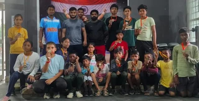 Sonbhadra News : खेल दिवस पर खिलाड़ियों ने दिखाया दमखम, हॉकी में सोनभद्र इलेवन बना विजेता 
