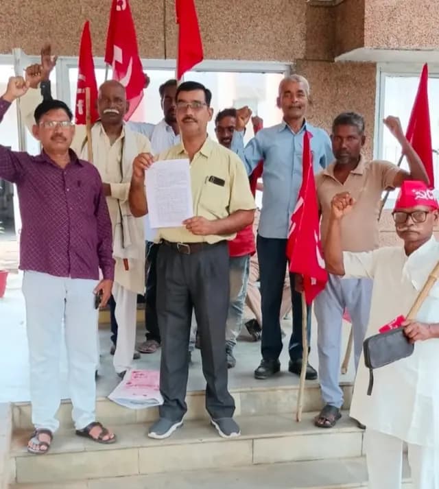 Sonbhadra News : कार्यकर्ताओं की कथित डोजियर बनाने पर बिफरे वामदल, कार्यवाही रोकने की मांग को लेकर सौंपा ज्ञापन
