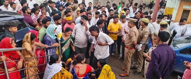 Sonbhadra News : निजी अस्पताल में इंजेक्शन लगते ही मासूम ने तोड़ा दम, लापरवाही का आरोप लगा परिजनों ने किया हंगामा 