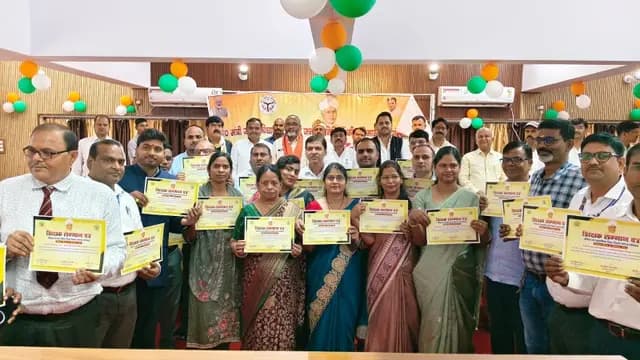 Sonbhadra News : शिक्षक दिवस पर 68 शिक्षक हुए सम्मानित, डीएम बोले- शिक्षक ही गढ़ते हैं देश का भविष्य