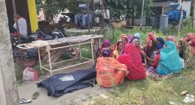 Sonbhadra News : जामुन के पेड़ पर फंदे से लटकता मिला युवक का शव, परिवार में मचा कोहराम