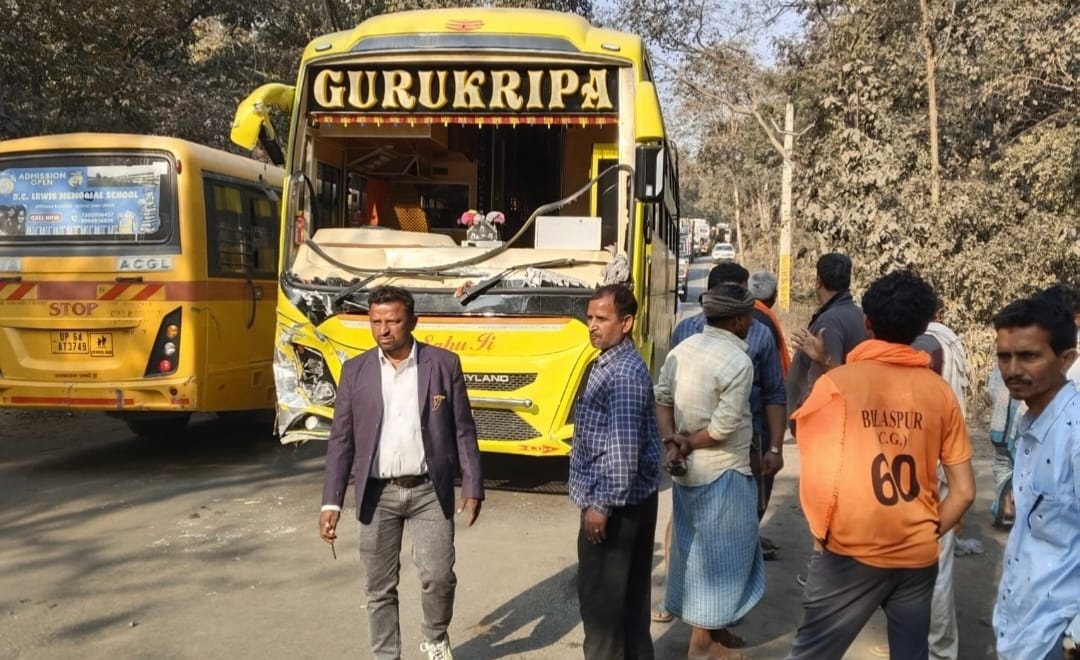 Sonbhadra News : अनियंत्रित ट्रक ने महाकुंभ से लौट रही बस को मारी टक्कर, 3 श्रद्धालु घायल