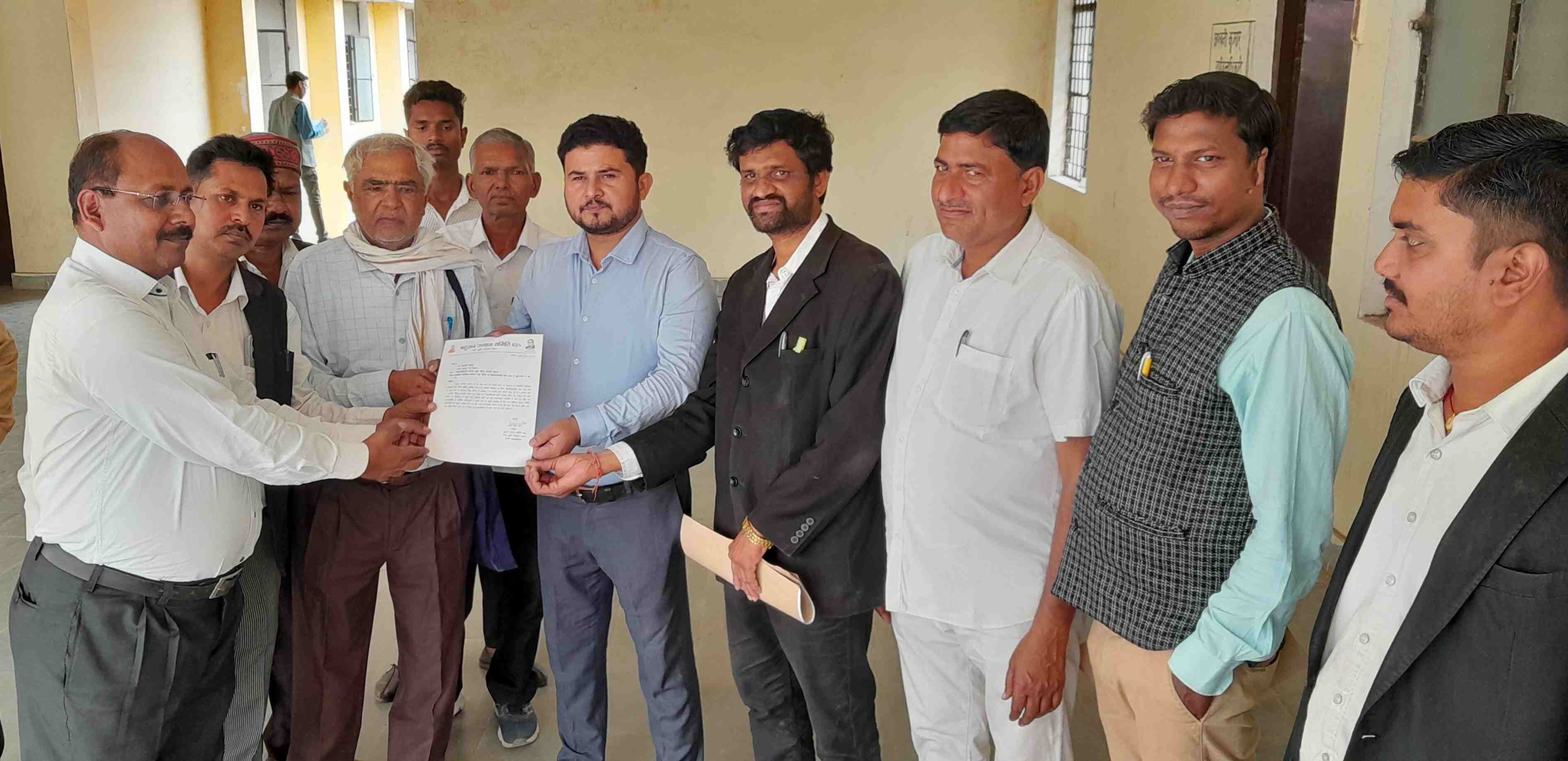 Sonbhadra News :राष्ट्रपति के नाम सम्बोधित ज्ञापन उपजिलाधिकारी न्यायिक अश्वनी कुमार को सौंपा 