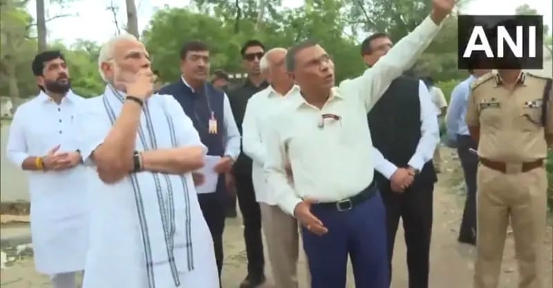 विमान हादसा : प्रधानमंत्री मोदी पहुंचे अहमदाबाद, घटना स्थल का निरीक्षण करने के बाद घायलों से की मुलाकात 